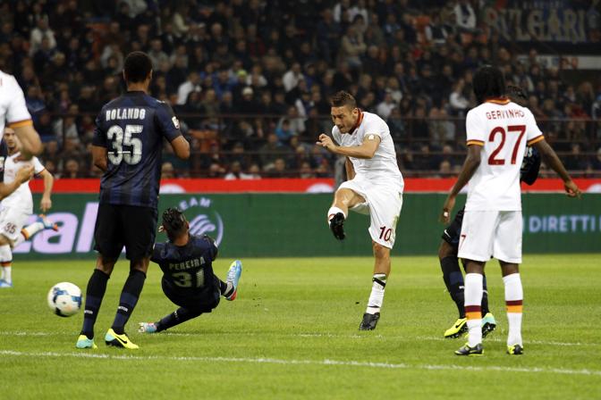 Pereira si avventa sul capitano della Roma ma senza risultato... Action Images